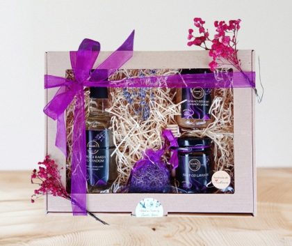 poklon paketi, gift box, poklon setovi, pokloni za slave, pokloni za praznike, domaći proizvodi, korporativni pokloni, pokloni za firme, poslovni pokloni, personalizovani pokloni, proizvedeno u srbiji, tradicionalni poklon paketi, domaći džem, med od lavande, domaća rakija